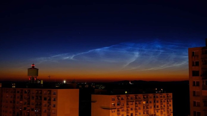 FOTO: Vzácny úkaz nad Slovenskom. Nočné svietiace oblaky rozžiarili nebo