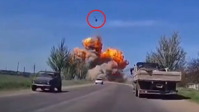 Dramatické zábery čínskej televízie: Výbuch vymrštil vežu tanku do obrovskej výšky, ruských vojakov zachvátila panika