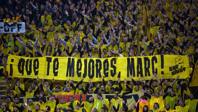 Fanúšikovia Borussie Dortmund na transparente vyjadrili podporu Marcovi Bartrovi.