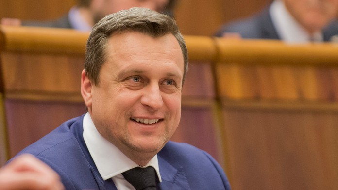 Poslanci prelomili prezidentovo veto, registrácie cirkví sa sprísnia