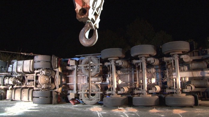 Prevrátený kamión.jpg