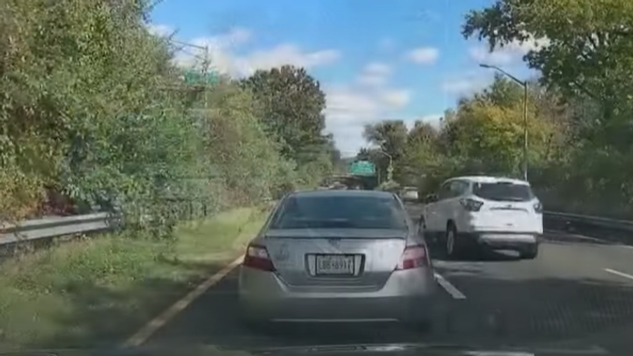 VIDEO: Muž nafingoval autonehodu, no prerátal sa. Zábery bavia internet