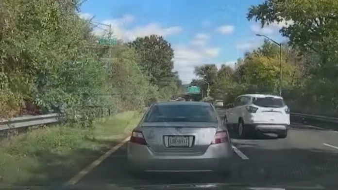 VIDEO: Muž nafingoval autonehodu, no prerátal sa. Zábery bavia internet