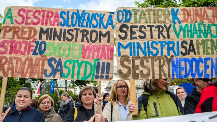 Protest sestier a zdravotníkov pred Úradom vlády SR 30.9.2015.