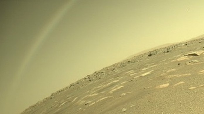 Údajná dúha sa objavila v ľavom hornom rohu fotografie s vrtuľníkom Ingenuity.
