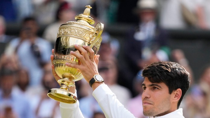 Španiel Carlos Alcaraz nedal šancu Djokovičovi a obhájil titul na Wimbledone