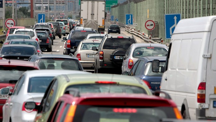 Hromadná nehoda paralyzovala D1 v Bratislave, vodiči stáli v kolónach