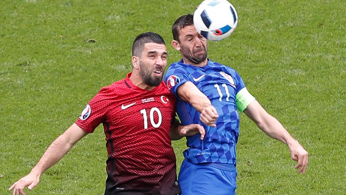 Súboj dvoch kapitánov medzi Chorvátom Darijom Srnom a Turkom Ardom Turanom.