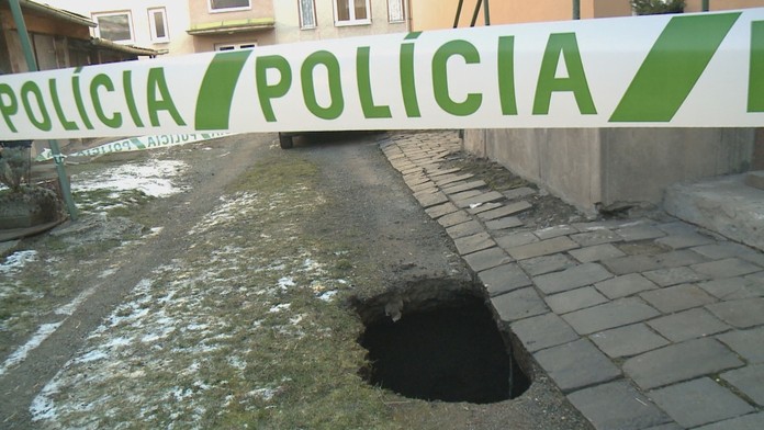 Záber na dieru na dvore.