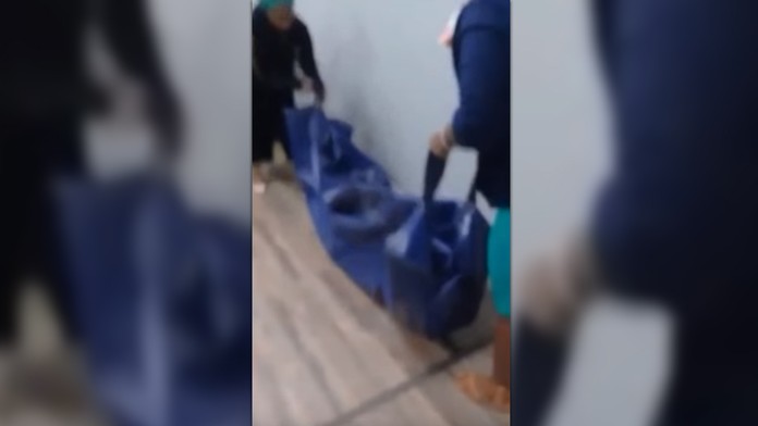 Elias Pettersson z Vancouveru proti Dallasu.