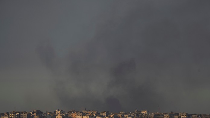 Na snímke dym, ktorý stúpa po výbuchu v Pásme Gazy.