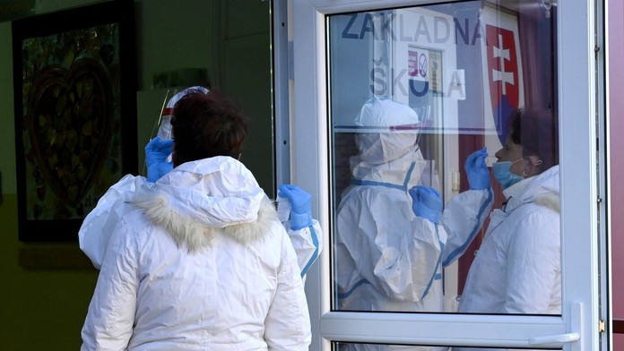 Petra Vlhová na trati počas prvého kola slalomu v Levi.