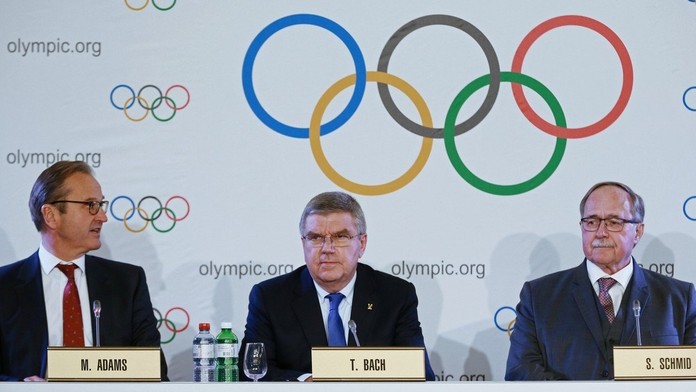 Robert Lewandowski strieľa úvodný gól v zápase skupinovej fázy Ligy majstrov Bayern Mníchov.jpg