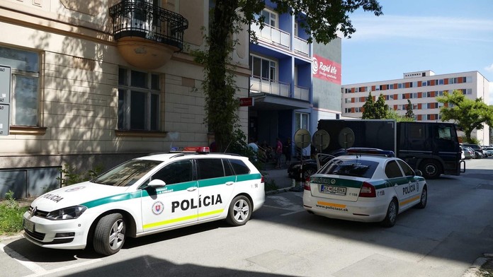 Razia v sídle poisťovne Rapid life v Košiciach.