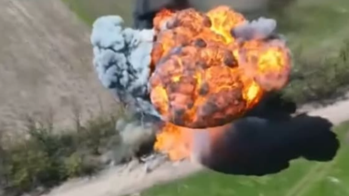 VIDEO: Ďalší priamy zásah Ukrajincov. Ruský obrnenec doslova explodoval