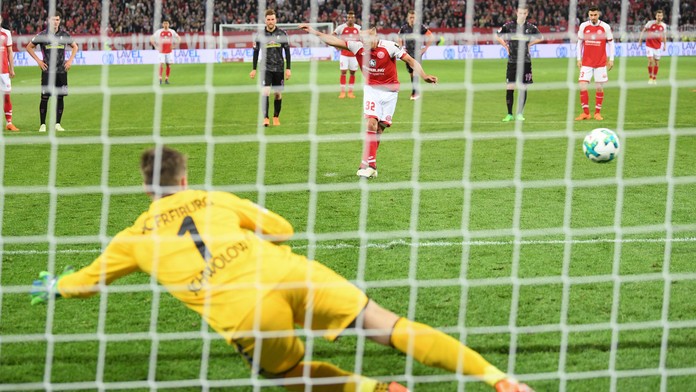 Pablo de Blasis z Mainzu prekonáva gólmana Freiburgu Alexandra Schwolova v zápase nemeckej ligy.