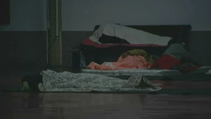 Ľudia museli prespávať v provizórnych podmienkach