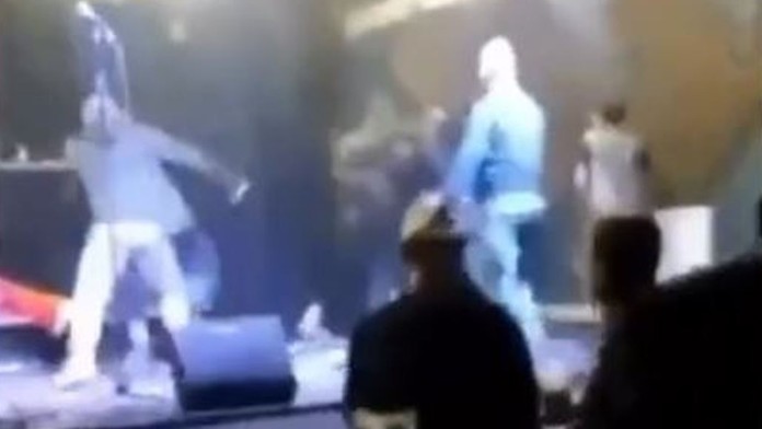 Muža, ktorý zaútočil na členov kapely pre dúhovú vlajku, budú stíhať na slobode