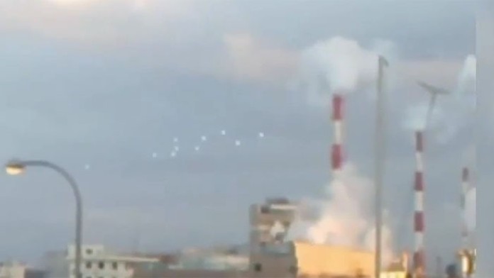 Na oblohe nad Japonskom sa objavili žiariace objekty.