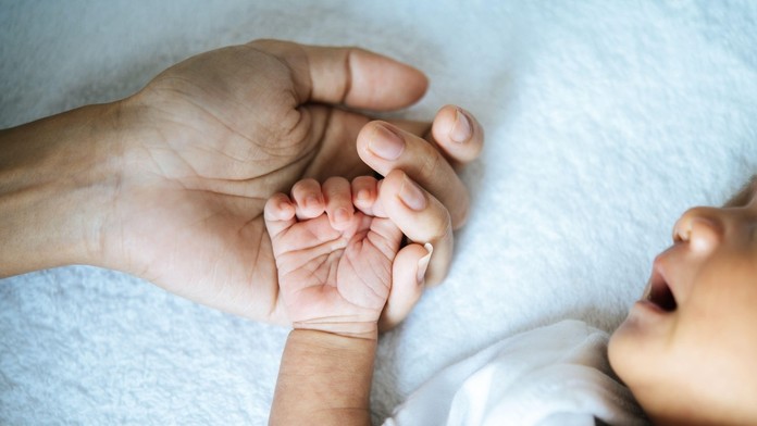 Obrovská tragédia. Otec omylom udusil svoje bábätko, keď ho chcel uspať