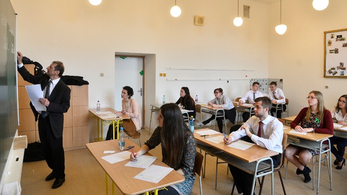 Študenti počas písomnej maturitnej skúšky na Gymnáziu Ľudovíta Štúra v Trenčíne.