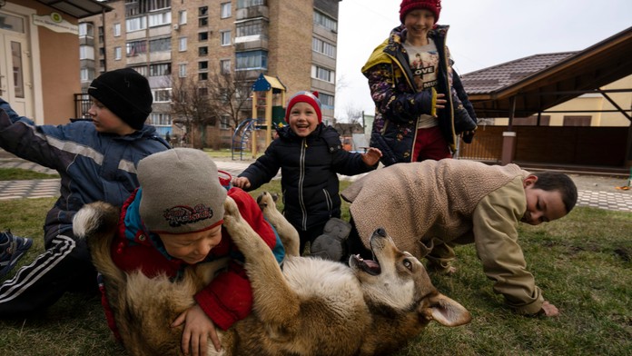 FOTOGRAFIE TÝŽDŇA: Bezstarostné sloníča, obrad za potopenú Moskvu či živá Krížová cesta