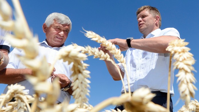 Na snímke vpravo premiér SR Robert Fico a vľavo Ľubomír Jahnátek