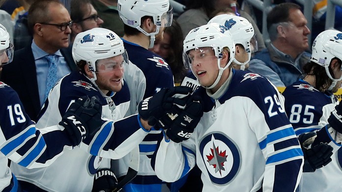 Hokejista Winnipegu Jets Patrik Laine z Fínska sa teší so spoluhráčmi po strelení gólu