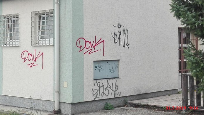 Odkaz od sprejera na verejnej tabuliy mesta Sliač. 