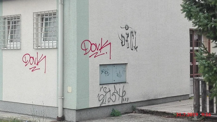 Odkaz od sprejera na verejnej tabuliy mesta Sliač. 