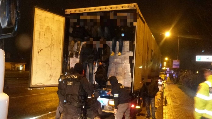 Hromadná bitka medzi hráčmi Detroitu a Calagary..jpg