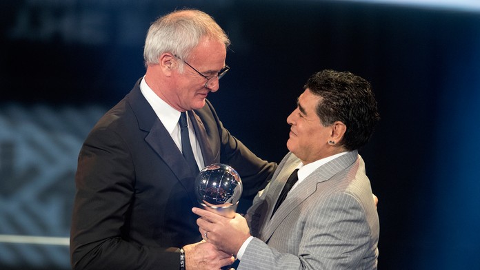  Diego Maradona (vpravo) odovzdáva cenu Claudiovi Ranierimu.