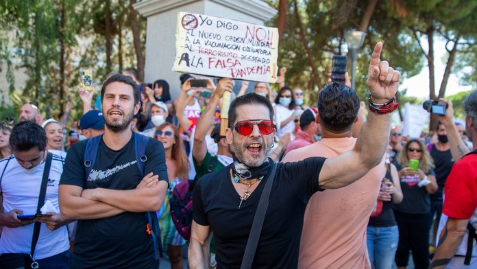 Rossiho (vpravo) takmer zasiahla vymrštená motorka.