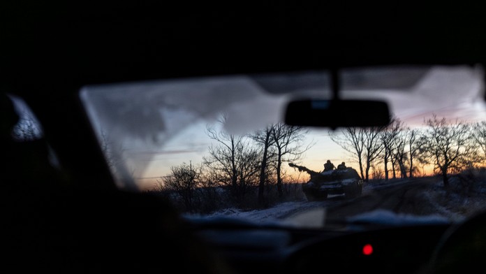 Ukrajinský tank sa blíži k frontovej línii pri meste Bachmut.