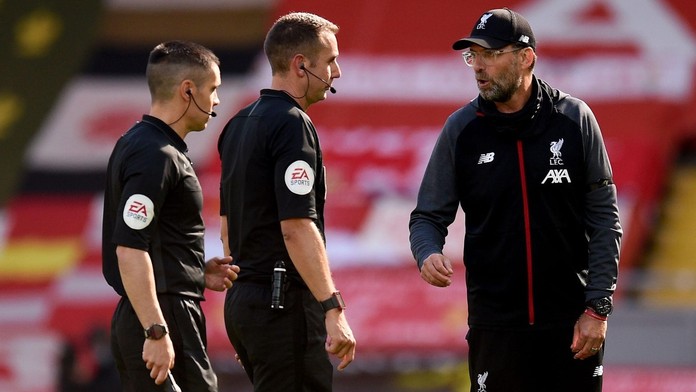 Vo virálnom videu urážal Kloppa. O treste pre rozhodcu Premier League je rozhodnuté