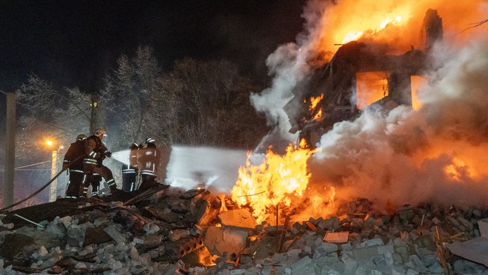 Na snímke hasiči zasahujú po dronovom útoku ruskej armády na obytnú budovu v ukrajinskom meste Charkov.