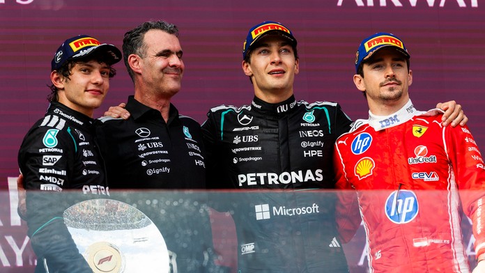 Lewis Hamilton si novinky v F1 zamiloval, šéf Mercedesu očakáva tuhý boj, no je optimistický