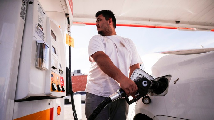 VIDEO: Bizarná naháňačka. Zlodej auta, s policajtmi v pätách, stihol natankovať. Napriek tomu im ušiel
