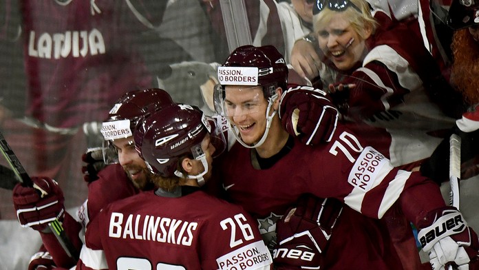 Lotyš Miks Indrašis (vpravo) oslavuje so spoluhráčmi svoj gól.