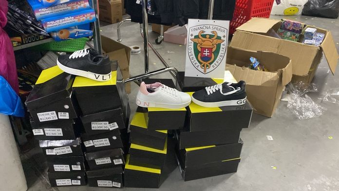 FOTO: Falošný tovar svetových značiek. Finančná správa zaistila falzifikáty v rekordnej sume