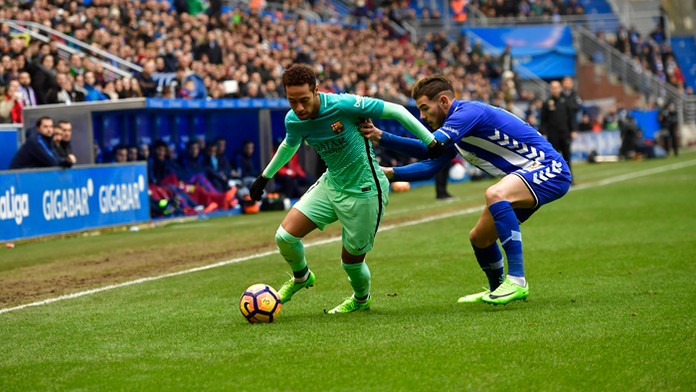 Neymar (FC Barcelona) a Carlos Vigaray (Deportivo Alavés).