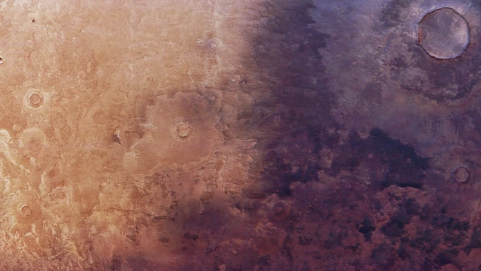 FOTO: Záhadná čierna škvrna na Marse sa zväčšuje. Keď vedci porovnali staré a nové fotografie, zostali prekvapení