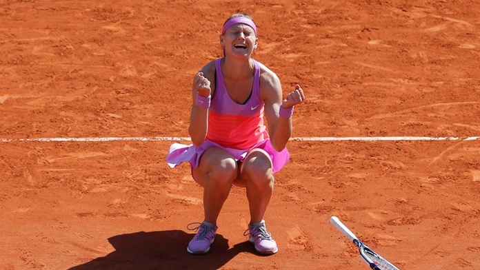 Lucie Šafářová sa teší po postupe do finále Roland Garros.