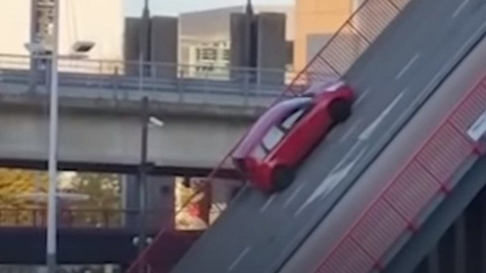Auto s belgickou rodinou sa šmýka dole zo zdvíhacieho mosta.