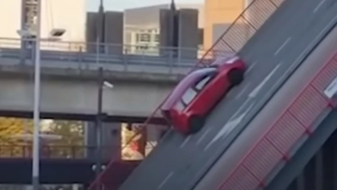 Auto s belgickou rodinou sa šmýka dole zo zdvíhacieho mosta.