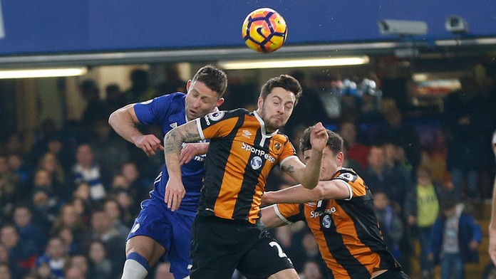Gary Cahill (FC Chelsea) v súboji o loptu s Ryanom Mason (vpravo), po ktorom mal hráč Hull City zlomenú lebku.