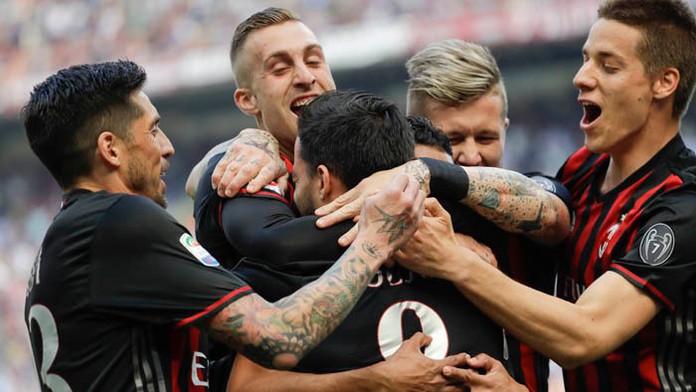 Hráči AC Miláno - José Sosa, Gerard Deulofeu, Juraj Kucka a Mario Pašalić.