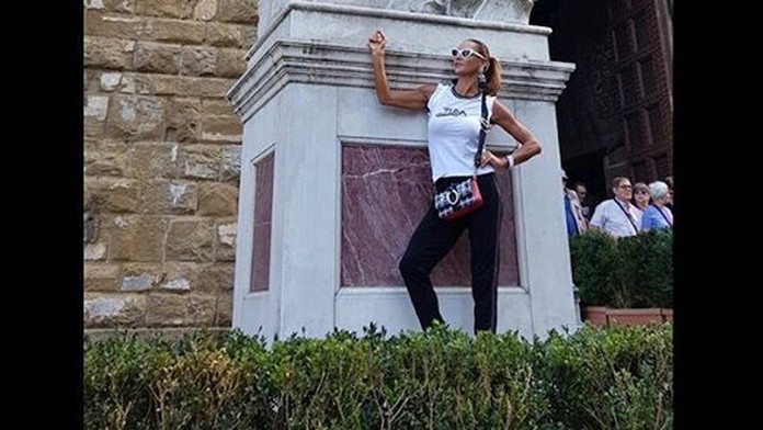 Zora Czoborová pri soche Dávida