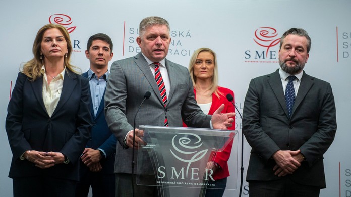 Robert Fico s kandidátmi Smeru vo voľbách do europarlamentu