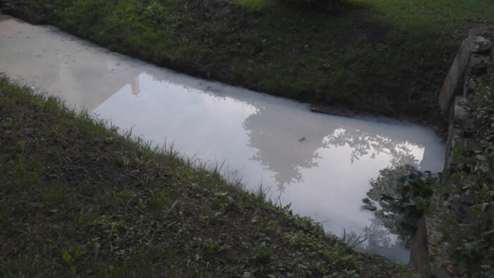 Potok v košickej Šaci sa zafarbil dobiela